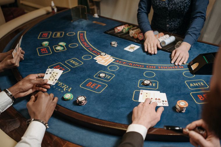 Kartu dibagikan dealer di meja kasino