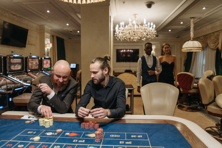 Meja roulette elegan dengan susunan chip yang rapi