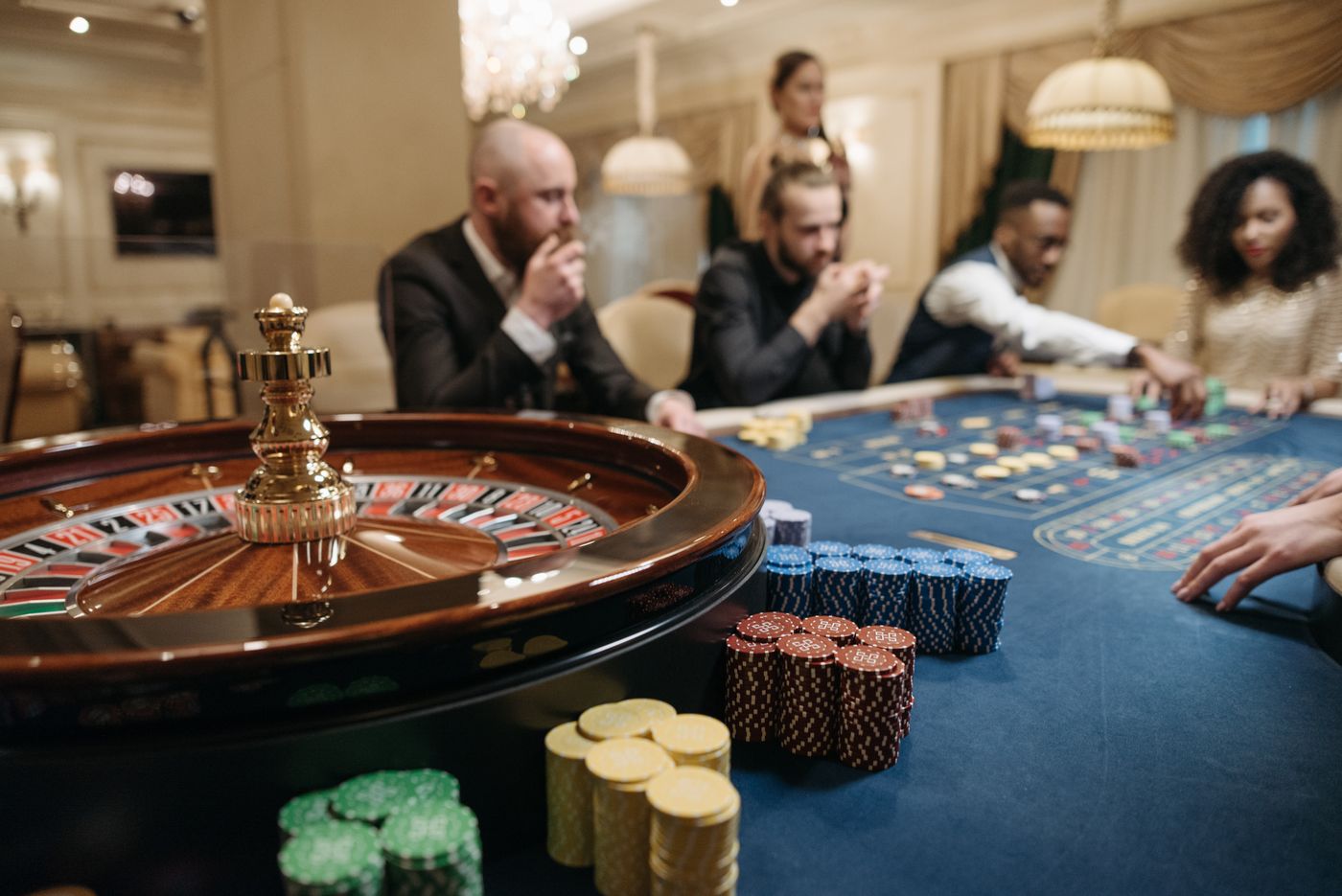 Suasana meja roulette kasino dengan pemain dan tumpukan chip