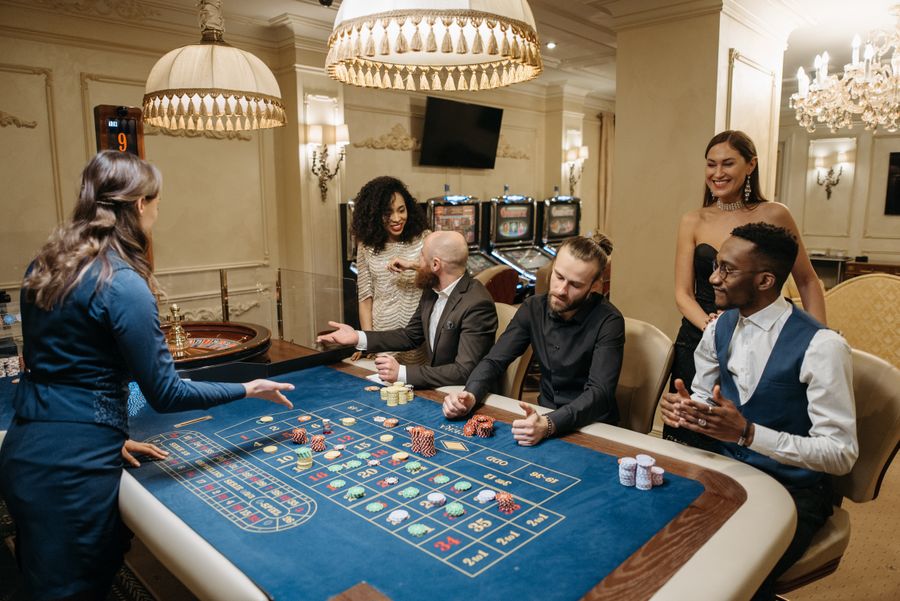 Meja roulette live casino dengan dealer dan pemain