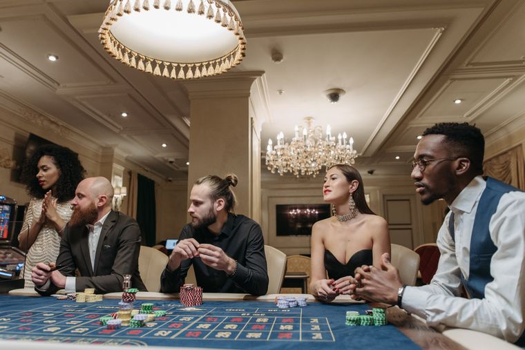 Meja poker dengan chip dan kartu di ruangan bercahaya hangat
