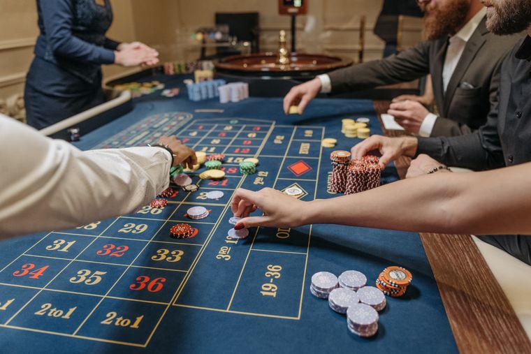 Suasana hidup meja permainan dengan pemain dan dealer