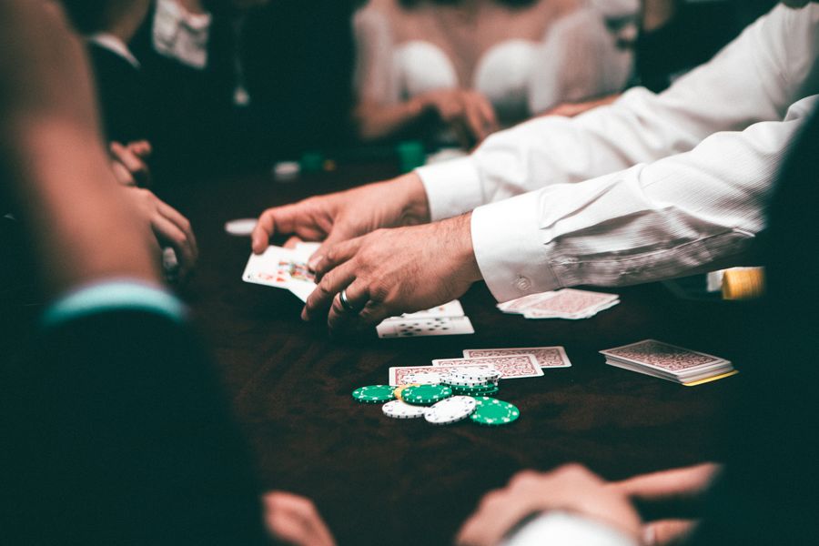 Pemain poker berkonsentrasi di meja dengan tumpukan chip