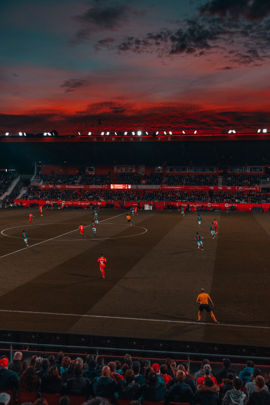 Stadion sepak bola saat pertandingan berlangsung